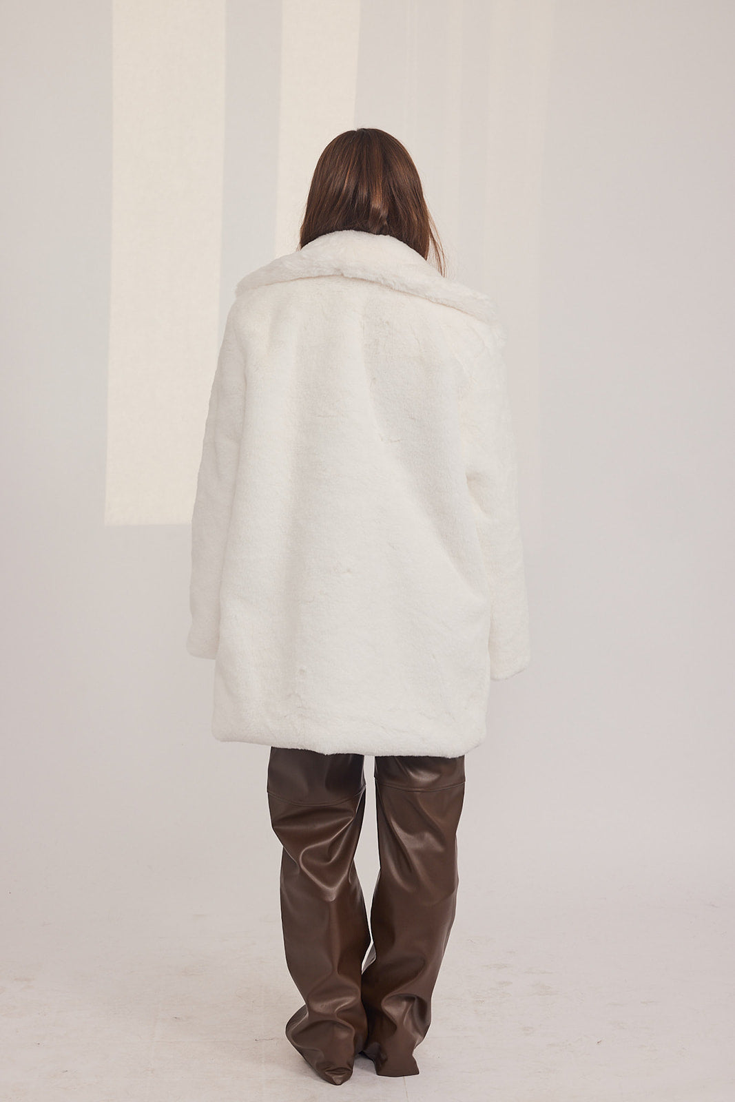 The Coat NH - בלי כובע ראביט לבן