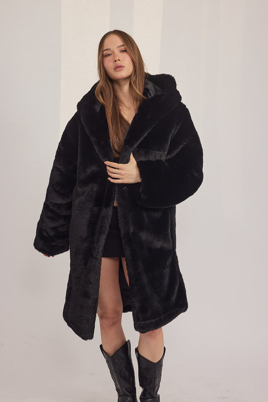 The Coat WH - עם כובע ראביט שחור