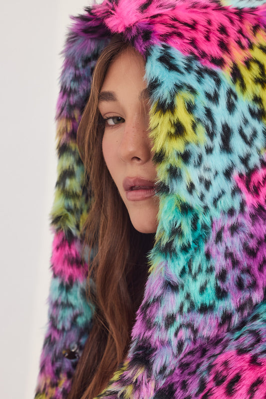 The Coat WH - עם כובע נמר צבעוני