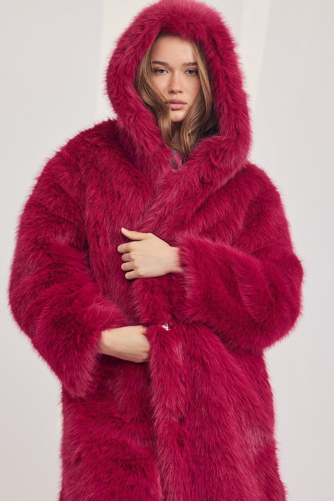 The Coat WH - עם כובע סופי ורוד חם