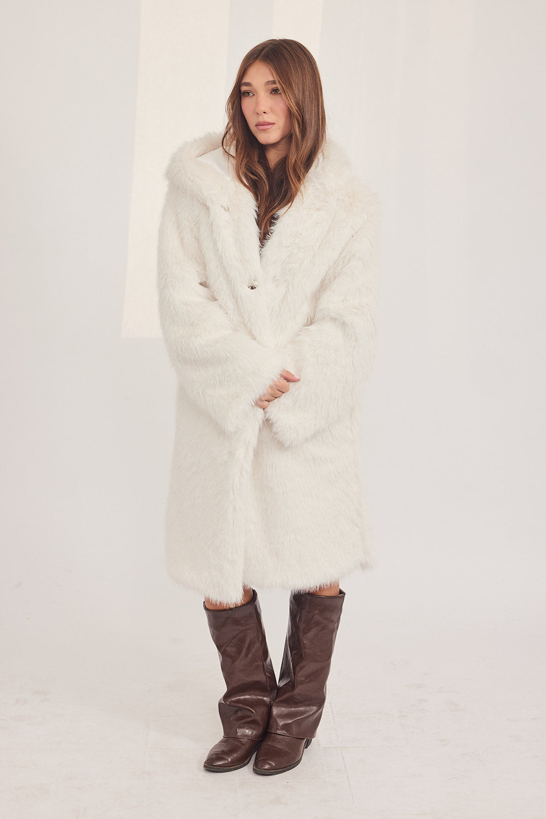 The Coat WH - עם כובע סופי לבן