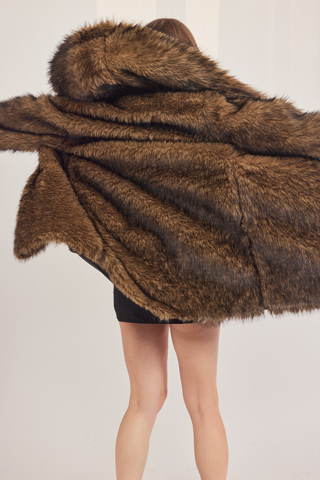 The Coat WH - עם כובע שועל חום