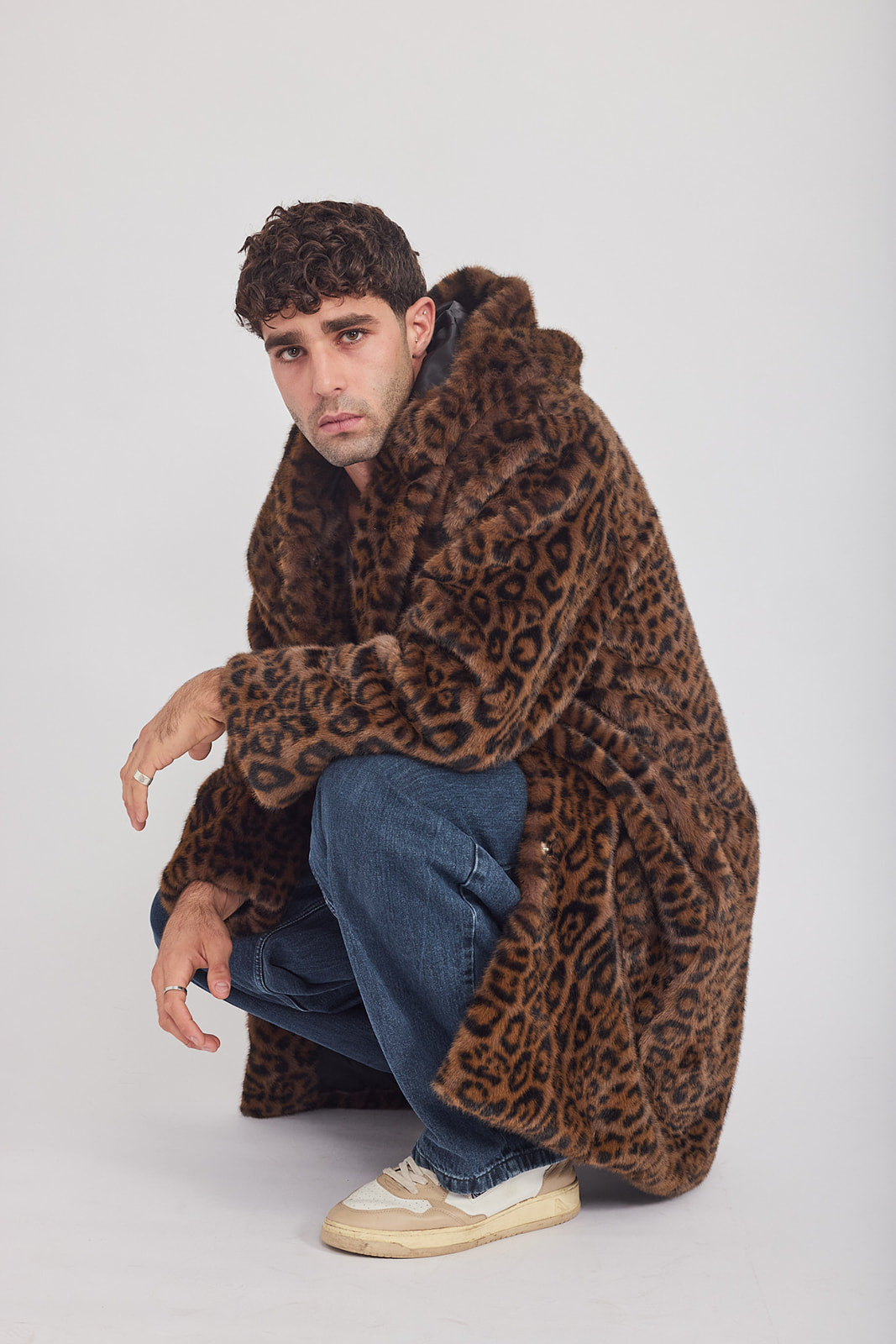 The Coat WH + עם כובע מנומר