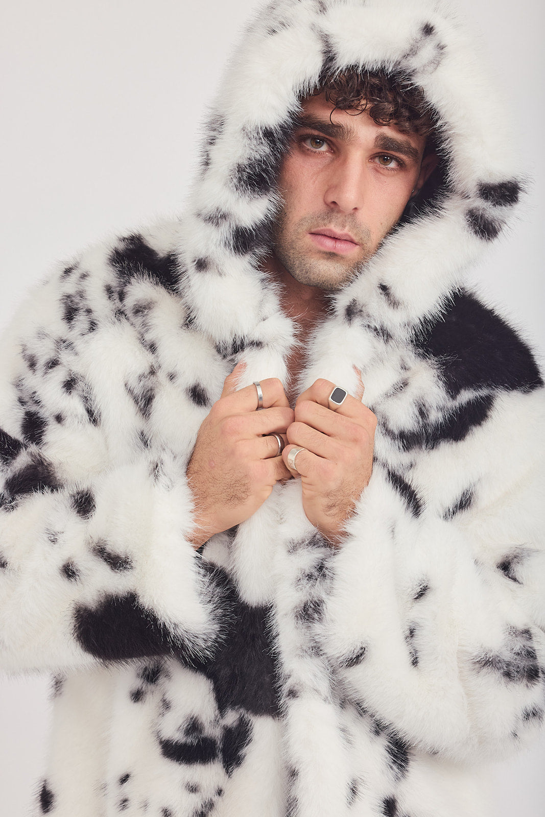 The Coat WH + עם כובע פרה שחור לבן