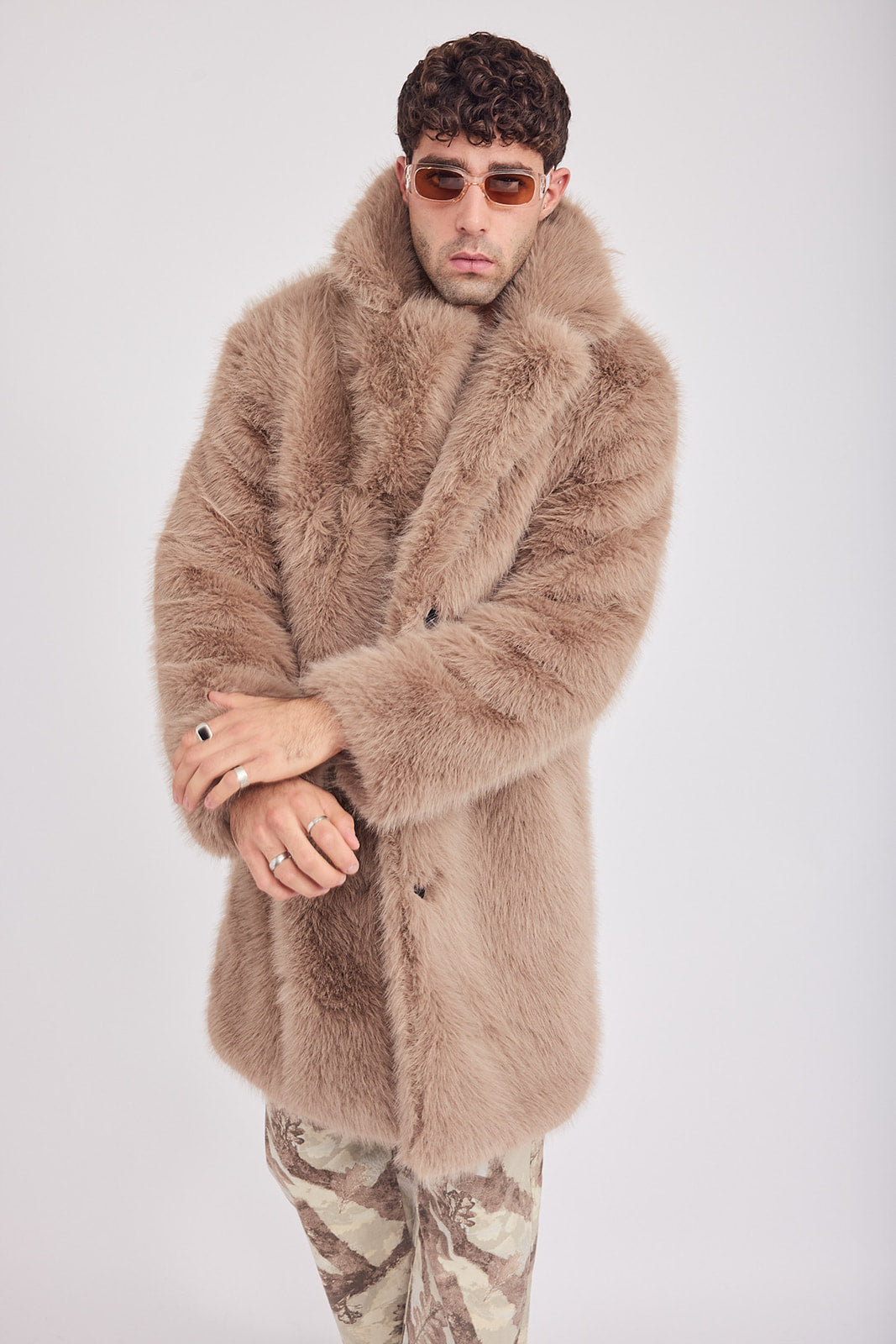 The Coat NH + בלי כובע סופי חום בהיר