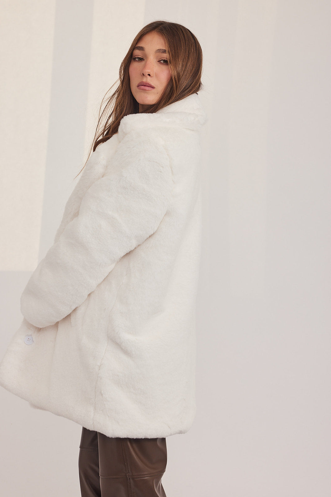 The Coat NH - בלי כובע ראביט לבן