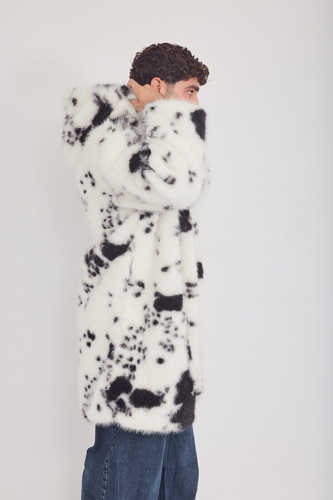 The Coat WH + עם כובע פרה שחור לבן