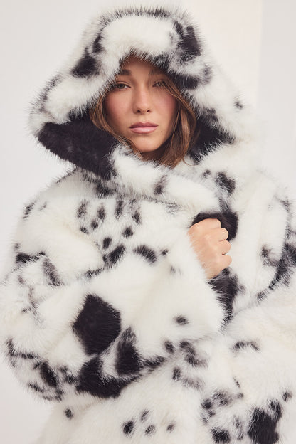 The Coat WH - עם כובע פרה שחור לבן