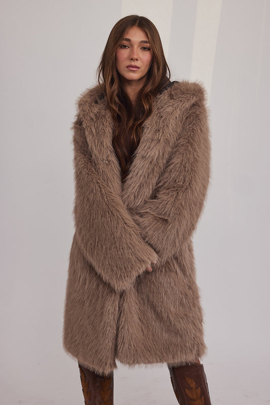 The Coat WH - עם כובע סופי חום בהיר