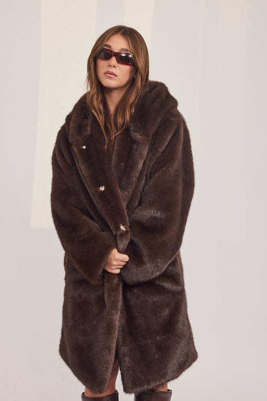 The Coat WH - עם כובע מינק חום