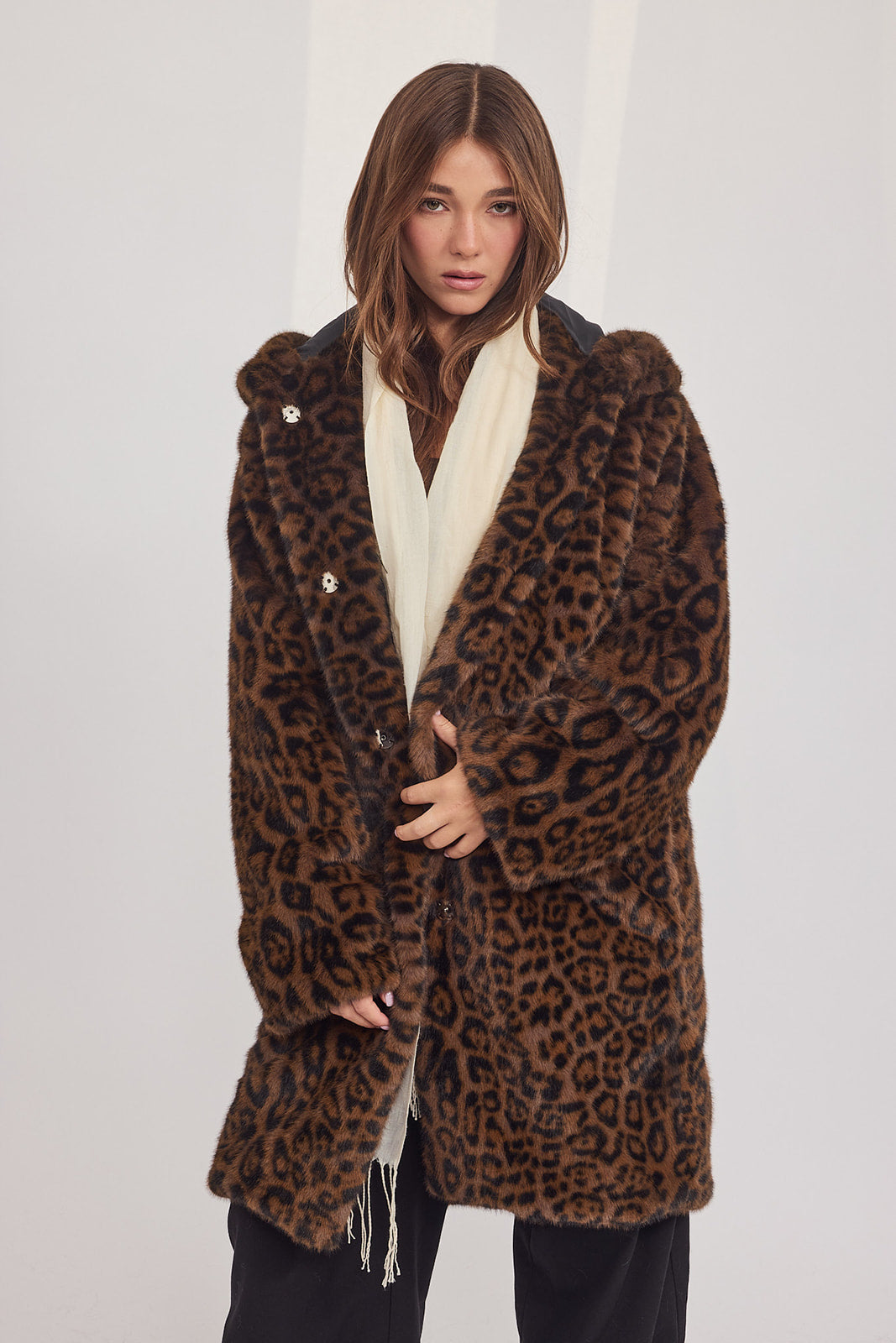 The Coat WH - עם כובע מנומר