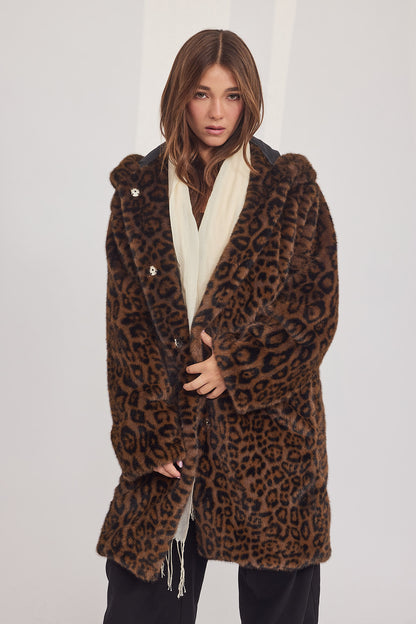 The Coat WH - עם כובע מנומר