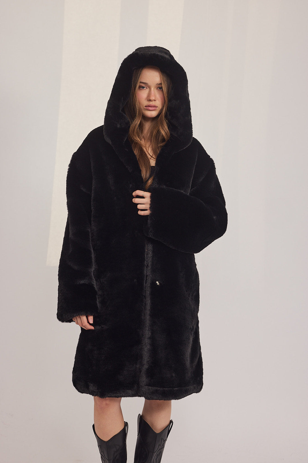 The Coat WH - עם כובע ראביט שחור