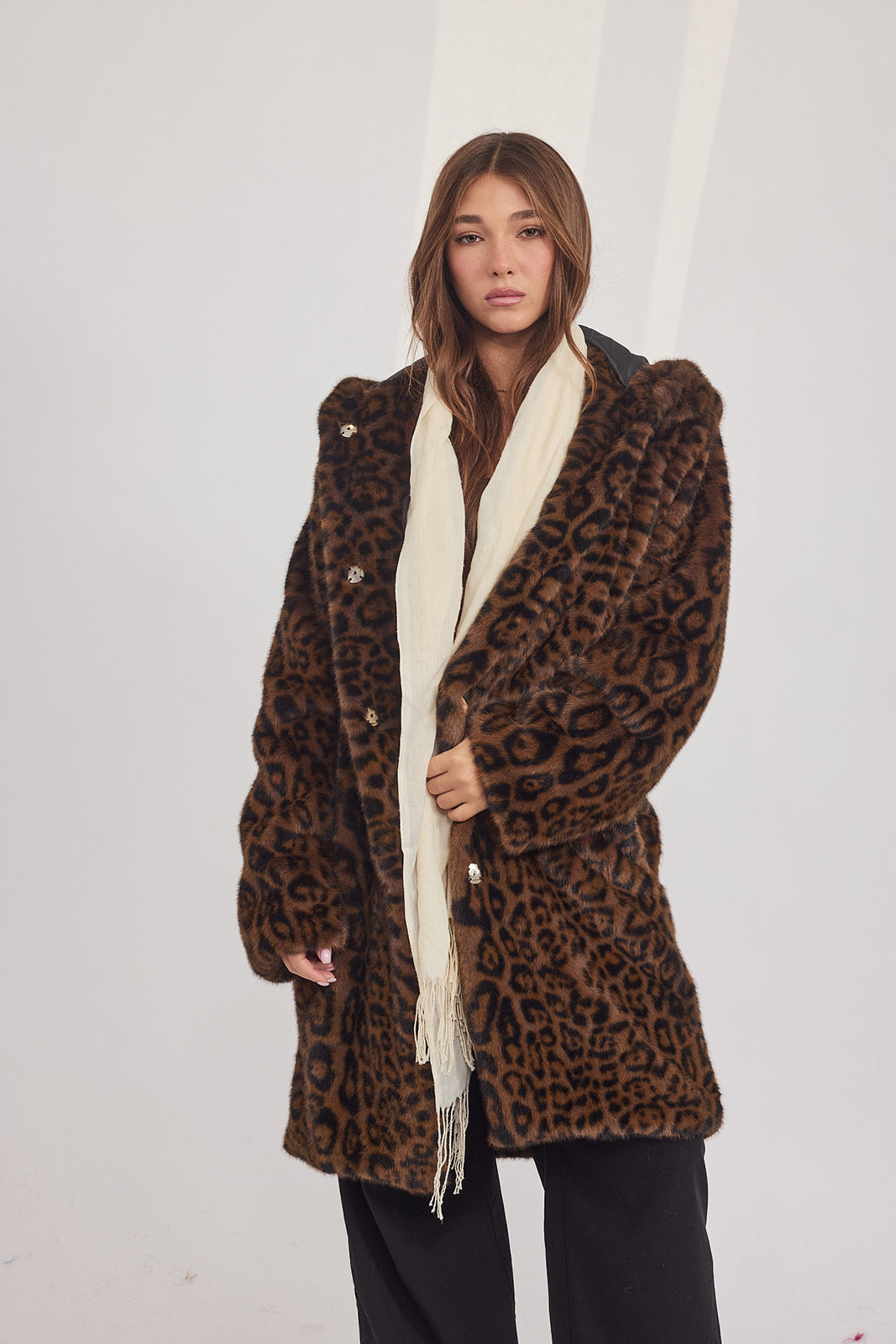 The Coat WH - עם כובע מנומר