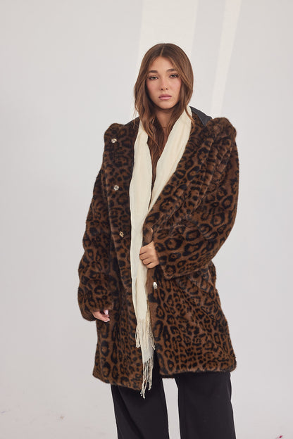 The Coat WH - עם כובע מנומר