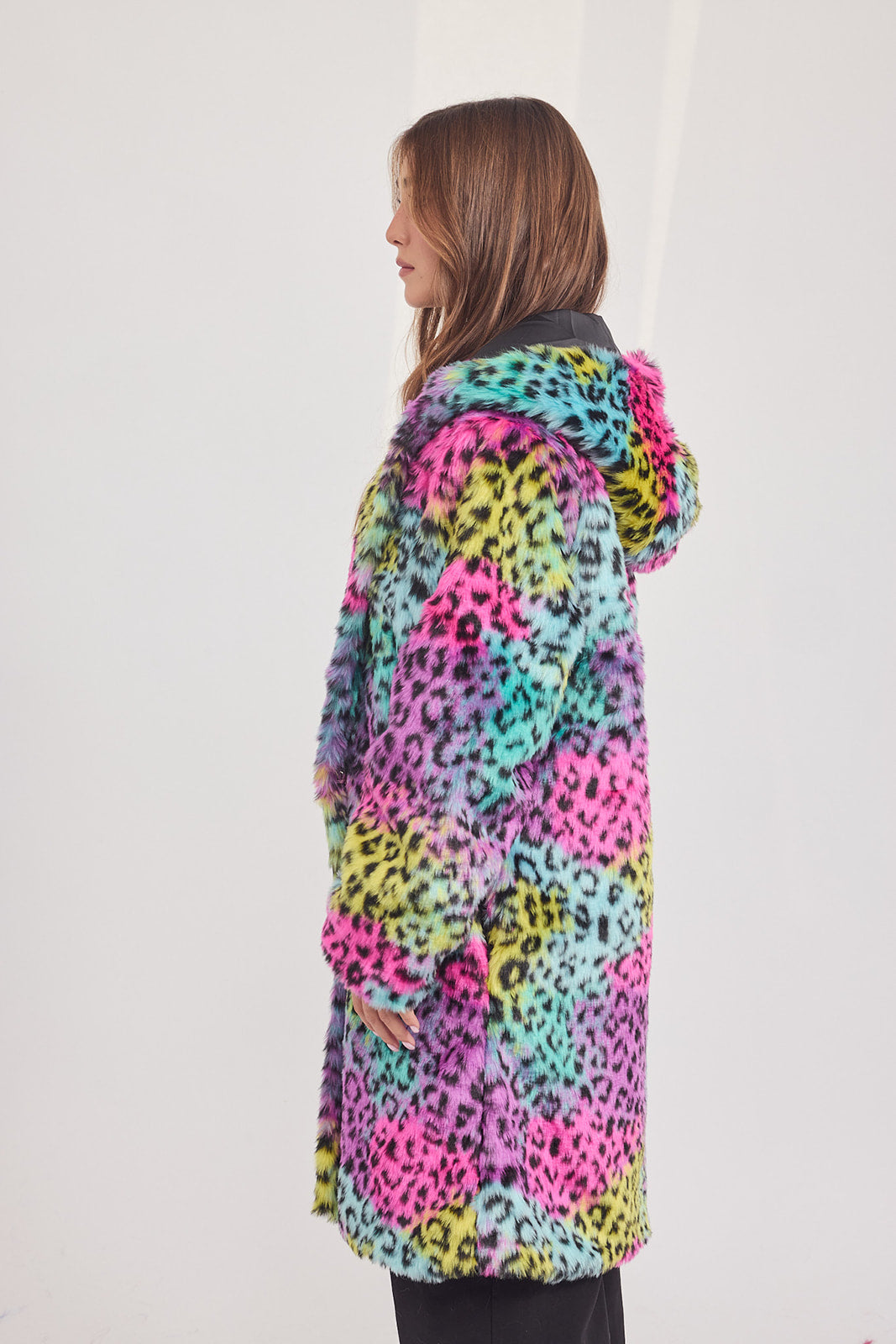 The Coat WH - עם כובע נמר צבעוני