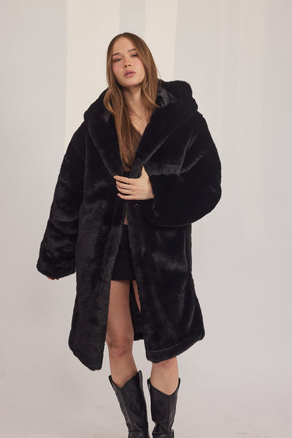 The Coat WH - עם כובע ראביט שחור