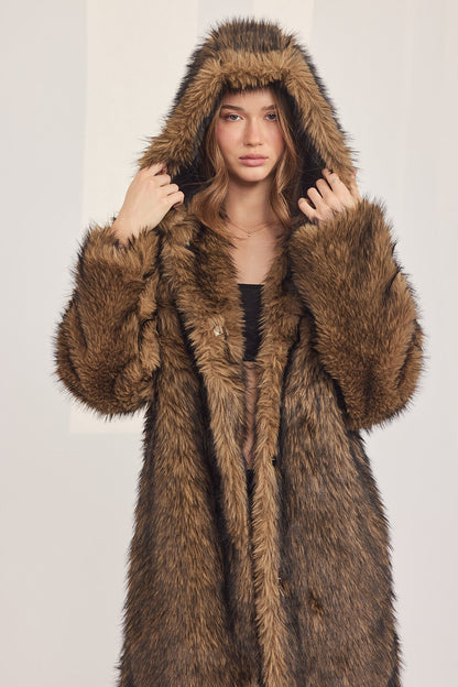 The Coat WH - עם כובע שועל חום