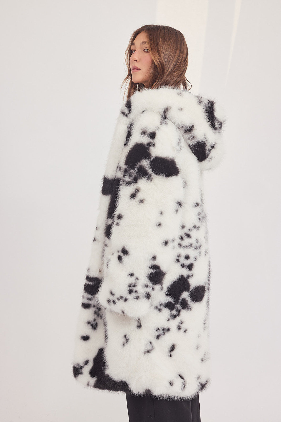 The Coat WH - עם כובע פרה שחור לבן