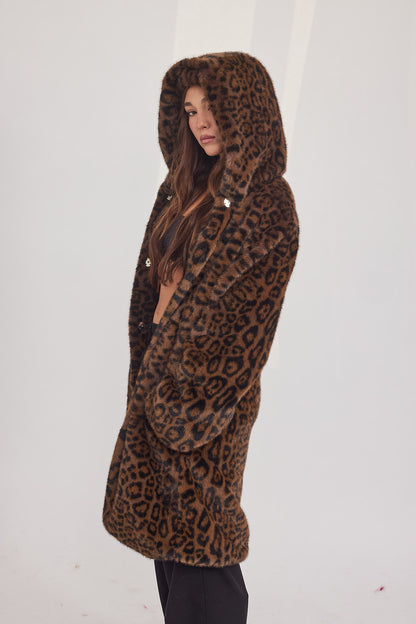 The Coat WH - עם כובע מנומר