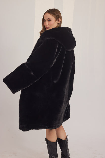 The Coat WH - עם כובע ראביט שחור