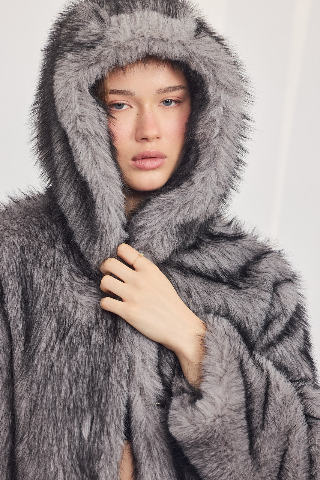 The Coat WH - עם כובע שועל אפור