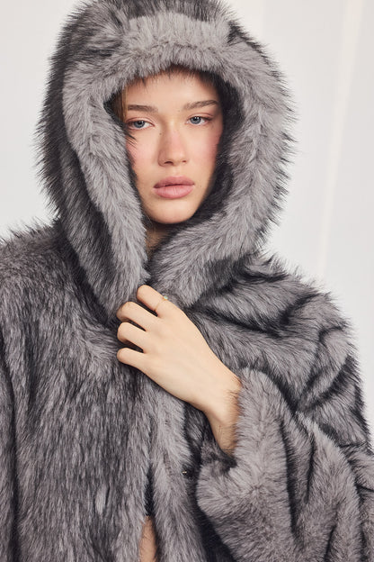 The Coat WH - עם כובע שועל אפור