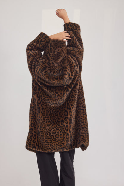 The Coat WH - עם כובע מנומר