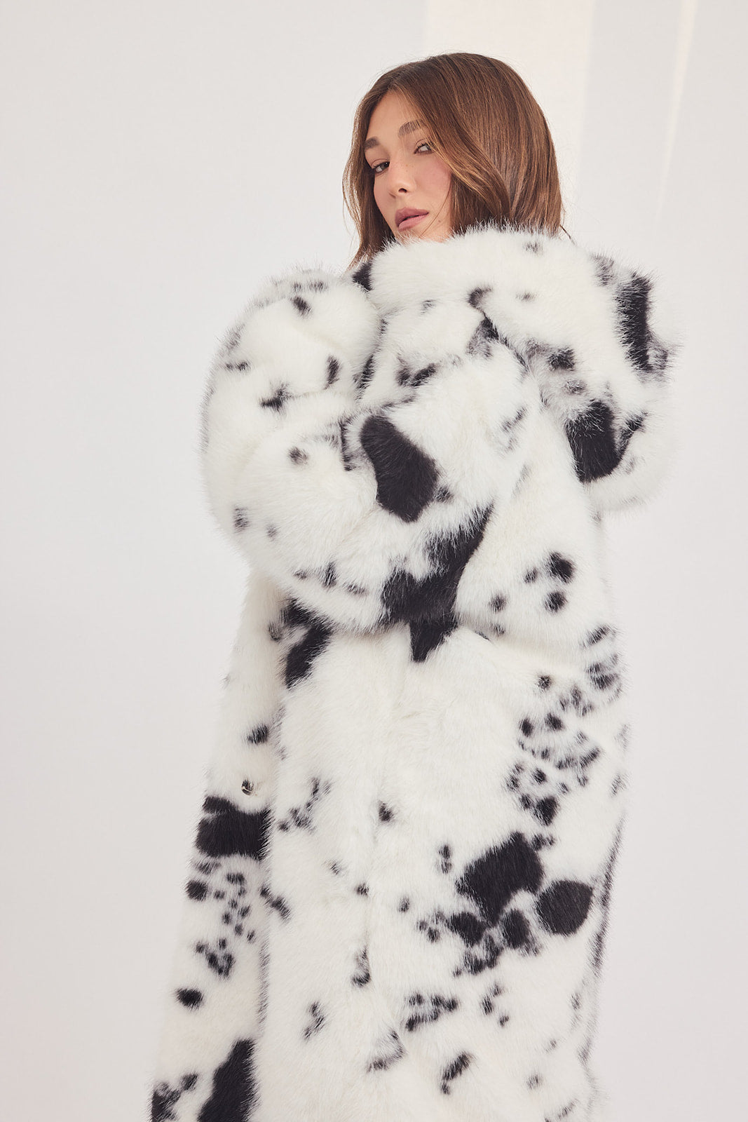 The Coat WH - עם כובע פרה שחור לבן