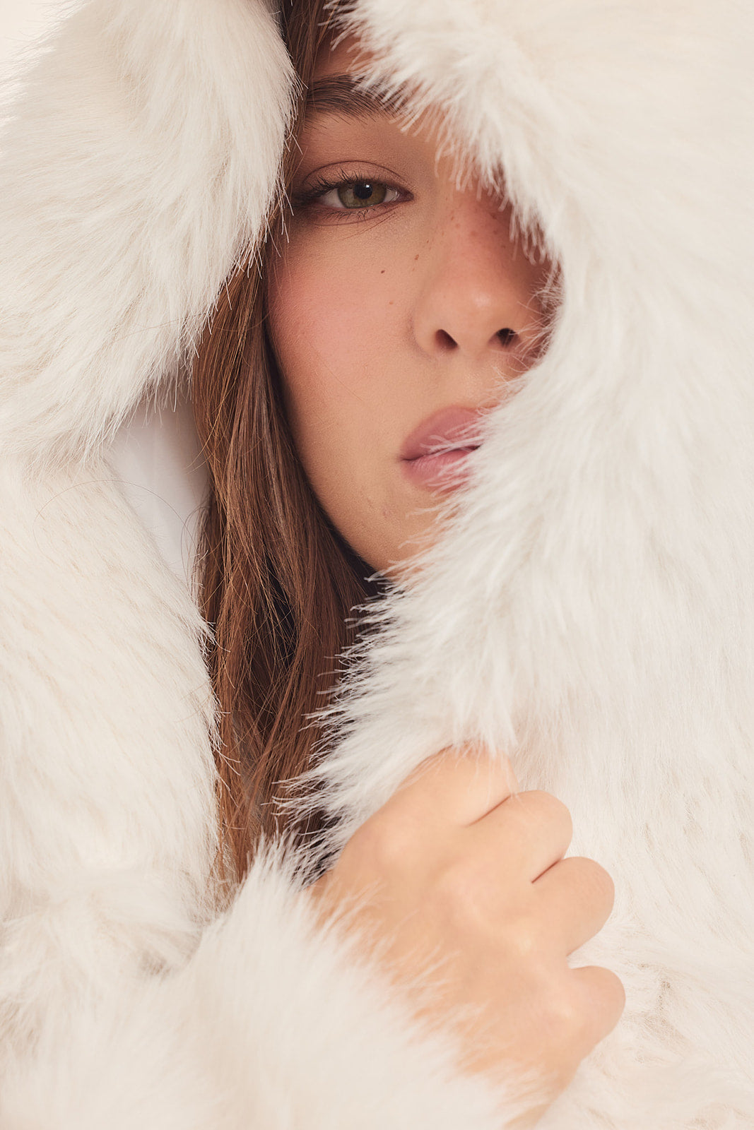 The Coat WH - עם כובע סופי לבן