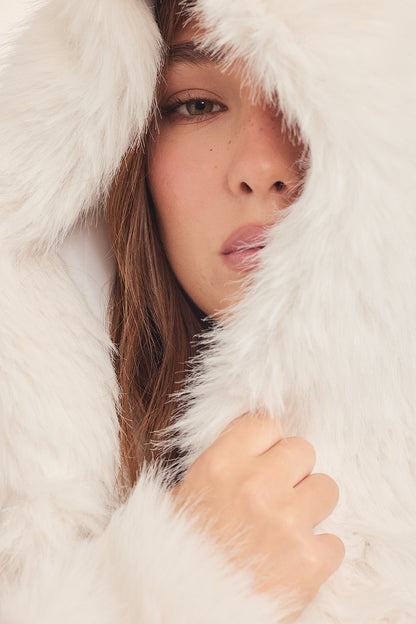 The Coat WH - עם כובע סופי לבן