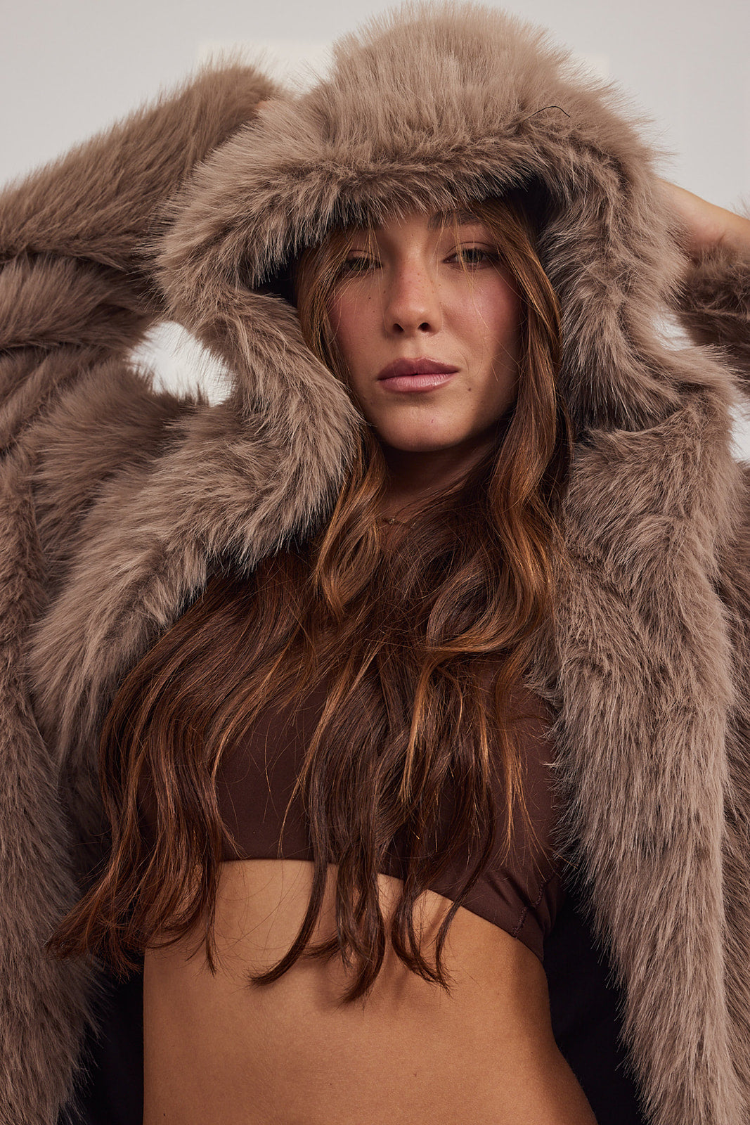 The Coat WH - עם כובע סופי חום בהיר