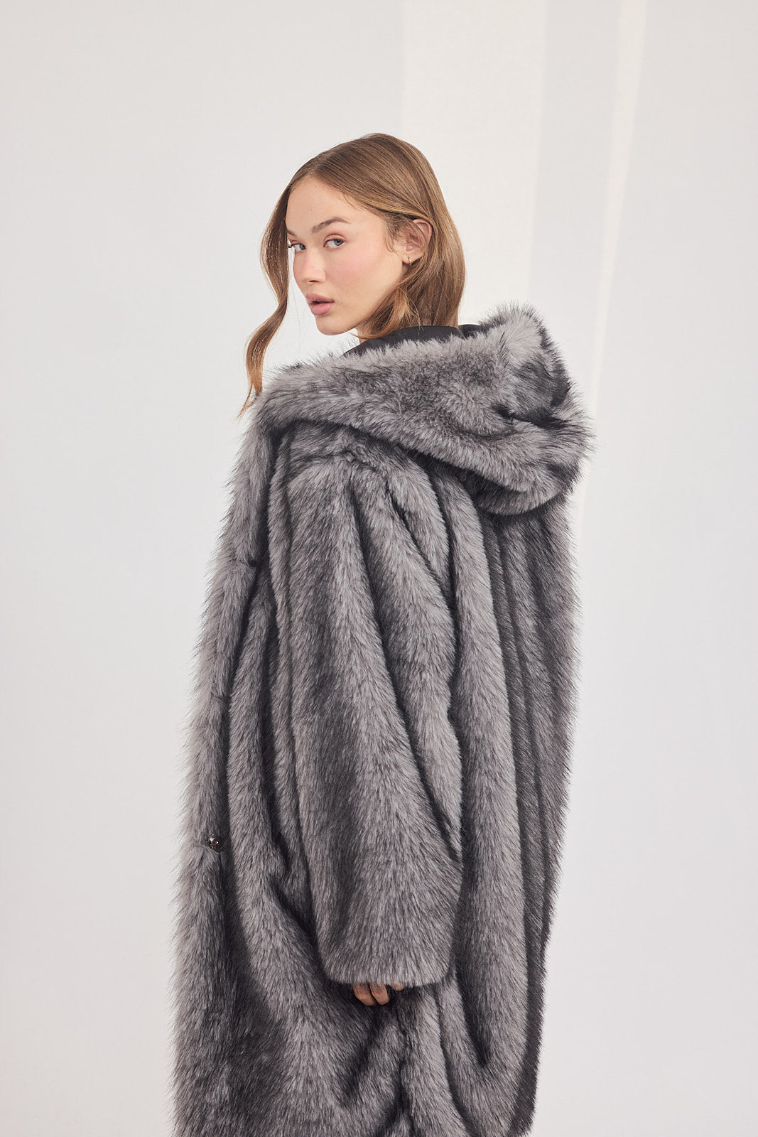 The Coat WH - עם כובע שועל אפור