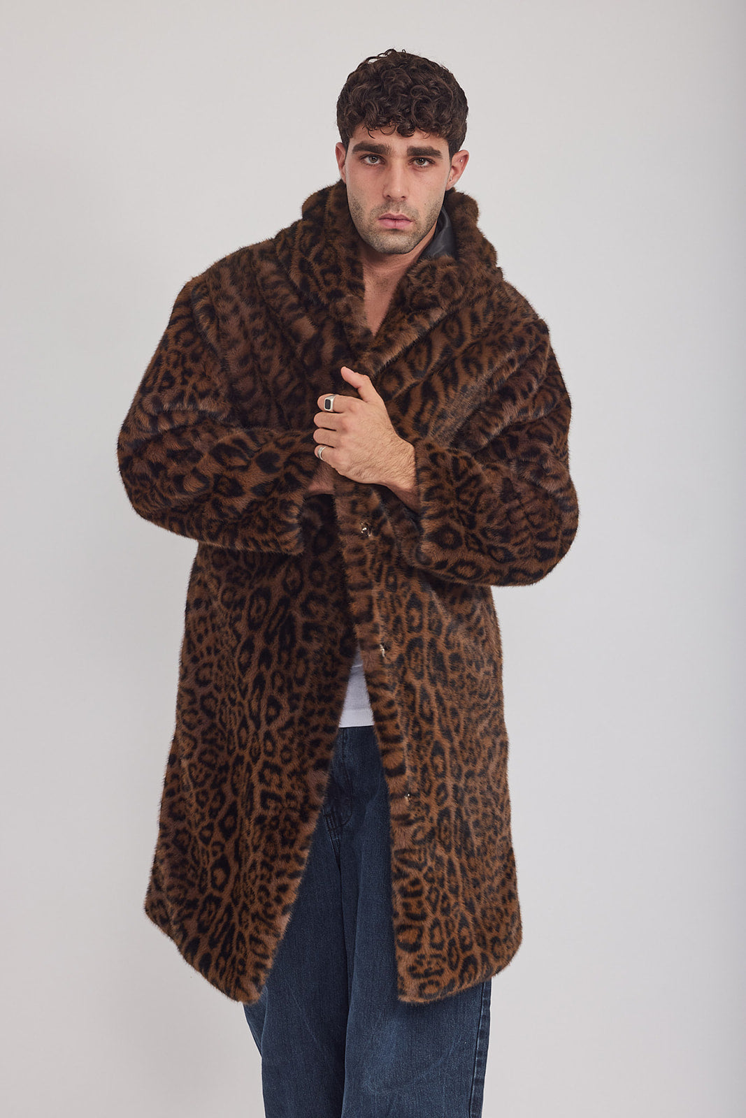 The Coat WH + עם כובע מנומר