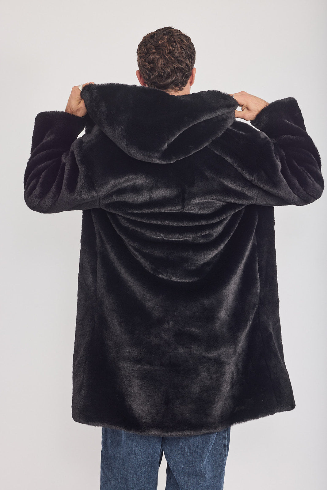 The Coat WH + עם כובע ראביט שחור