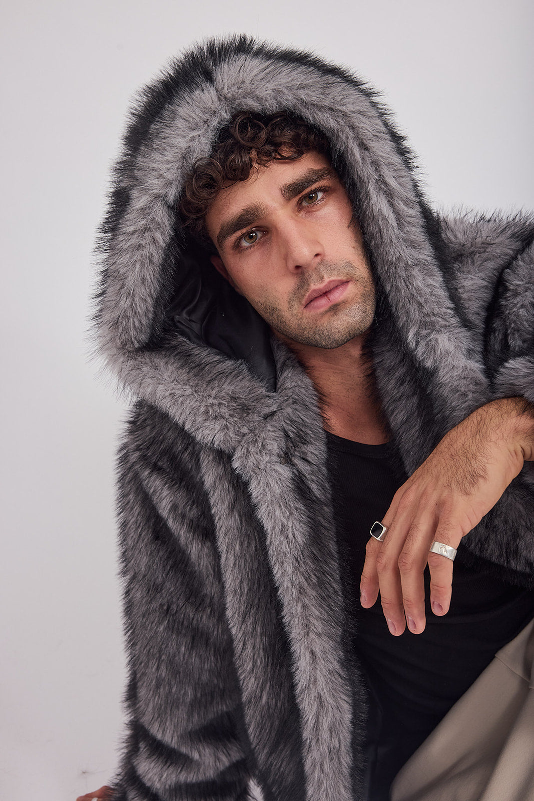 The Coat WH + עם כובע שועל אפור